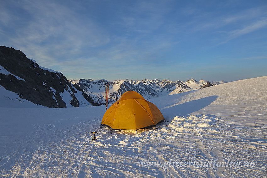 Telt en vårkveld i Bjørnskardet. I bakgrunnen Jotunheimens tindehav med bl.a. Hellstugutindane sentralt.