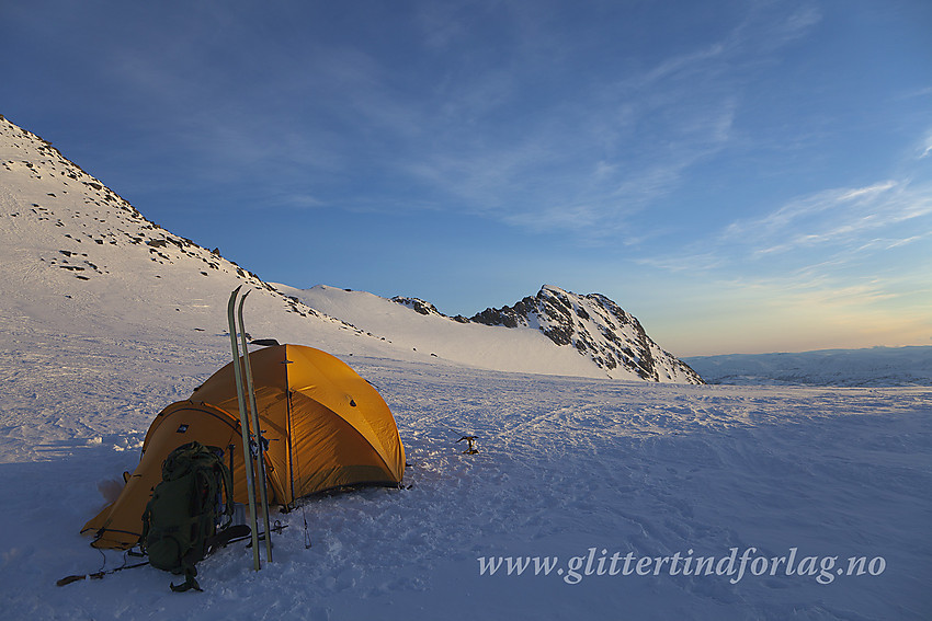 Fredfullt langskygget kveld med varme fargetoner i Bjørnskardet. I bakgrunnen ses Skeie (2118 moh).