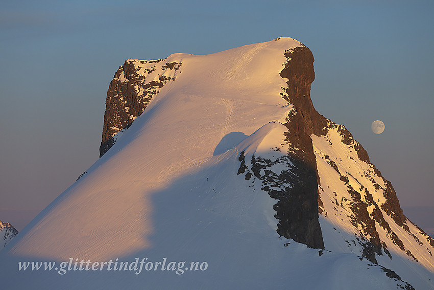 Storebjørn (2222 moh) og fullmånen sett fra Veslebjørn Nord.