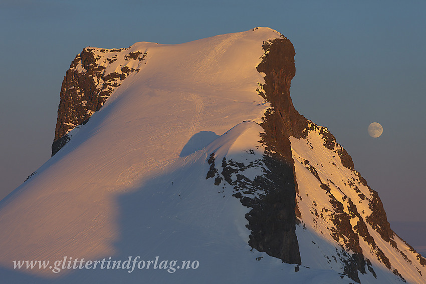 Storebjørn (2222 moh) og fullmånen, sett fra Veslebjørn Nord.