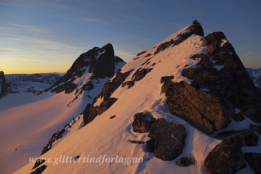 Veslebjørn Nord (2110 moh) foran og Sokse (2189 moh) bak.