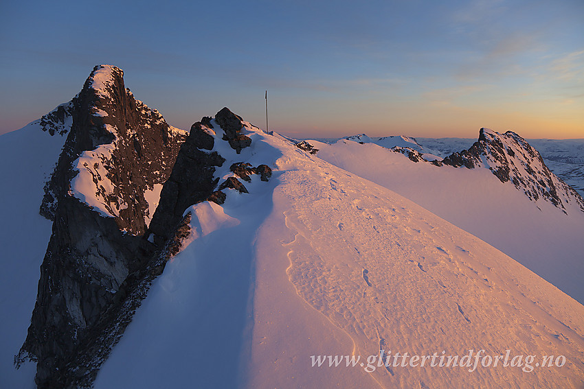 På Veslebjørn Nord (2110 moh). Bak til venstre ses Bjørneggen og Veslebjørn (2150 moh). Bak til høyre Skeie (2118 moh).