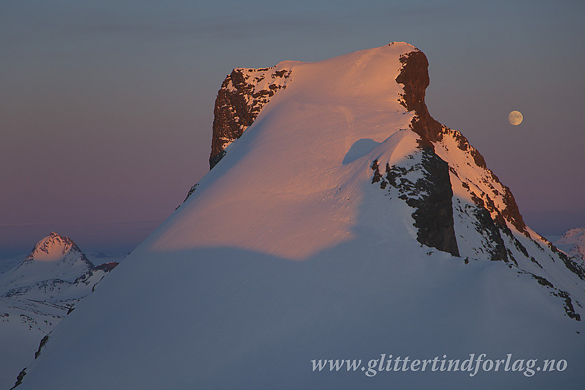 Fra Veslebjørn Nord med utsikt i sørlig retning mot Storebjørn (2222 moh) og fullmånen.