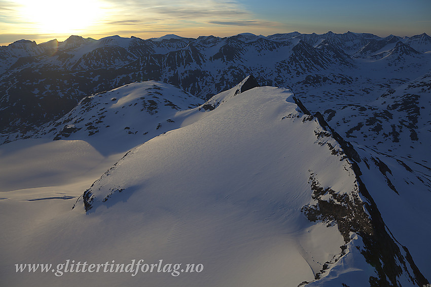 En tidlig morgenstund på Sokse med utsikt østover ryggen i retning Geite (2002 moh), Leirdalen og Jotunheimens tindehav.