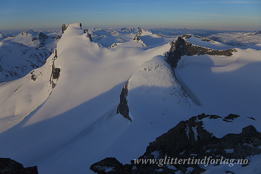 Morgenstund på toppen av Sokse (2189 moh) med utsikt i sør-sørvestlig retning mot Veslebjørn Nord (2110 moh), Veslebjørn (2150 moh) og Storebjørn (2222 moh til venstre). Legg merke til teltet mitt nede i Bjørnskardet.