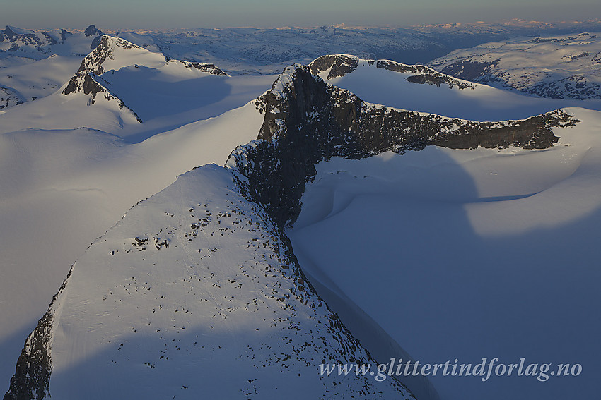 Fra Sokse i sørlig retning mot Veslebjørn Nord (2110 moh), Veslebjørn (2150 moh) og Gravdalstinden (2113 moh) for å nevne noe.