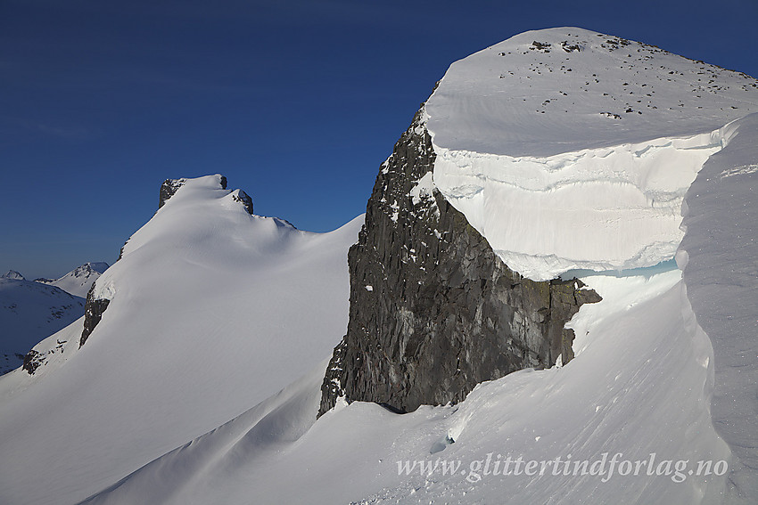 Fra Bjørnskardet mot Veslebjørn Nord (2110 moh) og Storebjørn (2222 moh). Ut mot Bjørnebrean henger en mektig snøskavl.