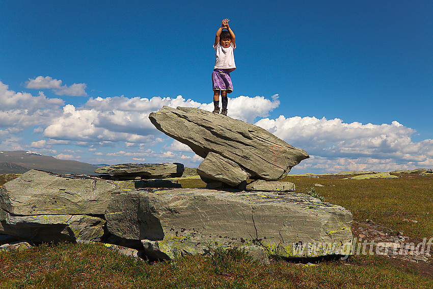 Morsom stein som kan klatres bidrar til å gjøre turen fra Båtskardstølane til Gravolskampen morsom for disse som er små.