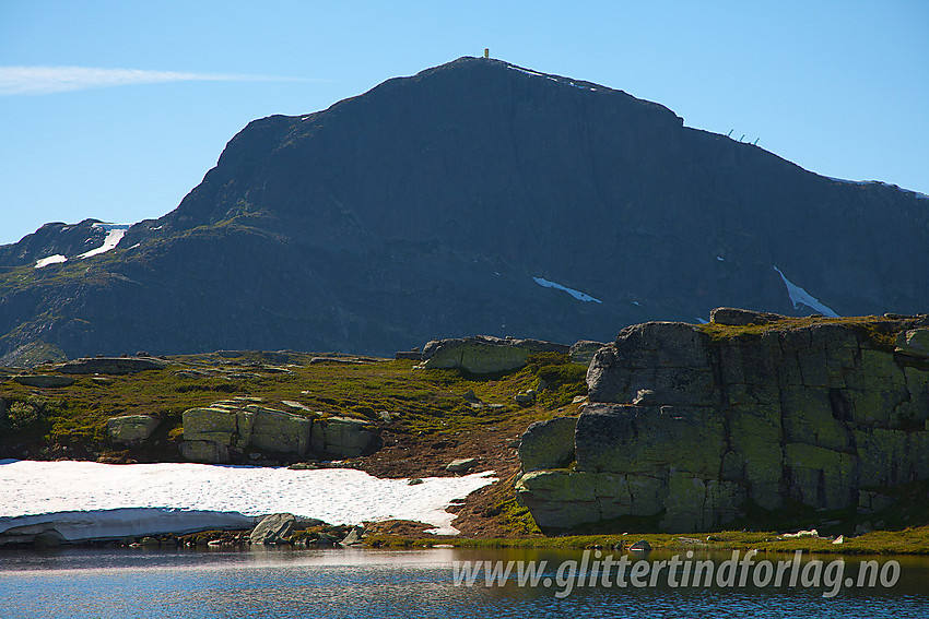 Ved et lite tjern nær stien mellom Båtskardstølane og Gravolskampen med utsikt til kjempen Bitihorn (1607 moh).