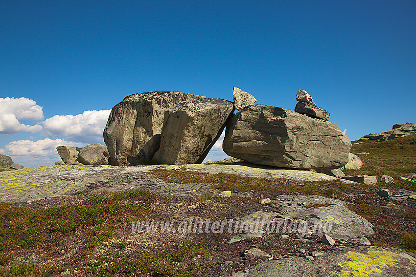 Artige steinformasjoner nær stien mellom Båtskardstølane og Gravolskampen.