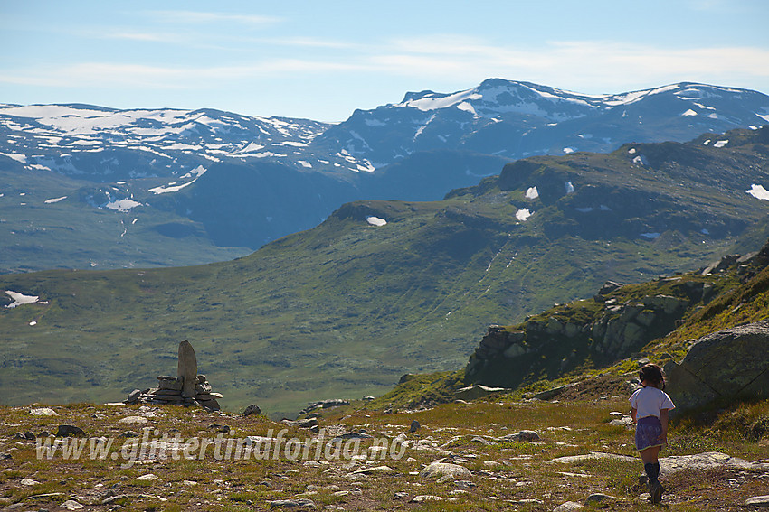 På stien mellom Gravolskampen og Båtskardstølane med Mugnetinden (1738 moh) i bakgrunnen.