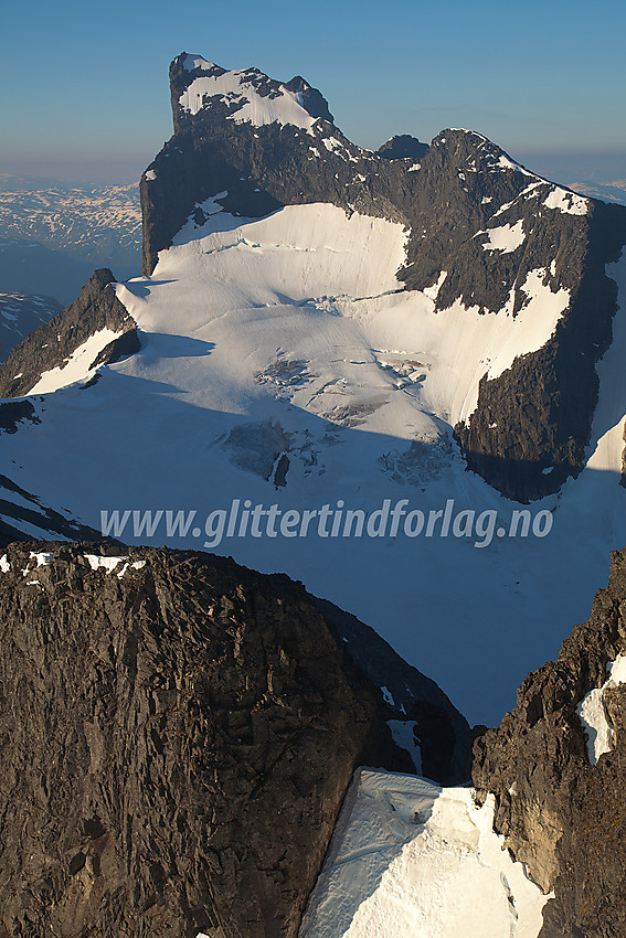 På ryggen like nordøst for Store Soleibotntinden med utsikt i sørlig retning mot Berdalsbreen og Austanbotntindane (2204 moh).