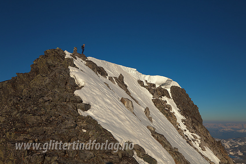 På nordøstryggen med toppen av Store Soleibotntinden (2083 moh) rett der oppe.