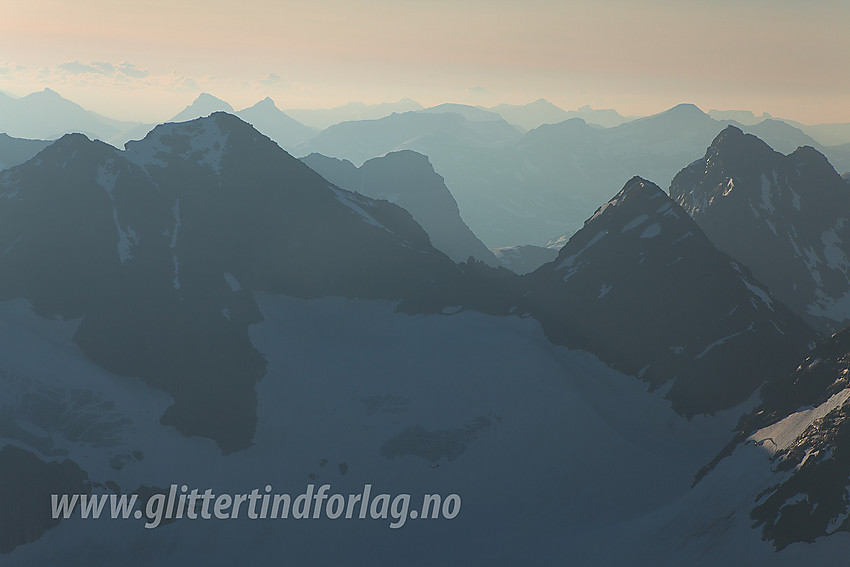 Jotunheimens tinderekker sett fra Store Soleibotntinden. I forgrunnen Midtmaradalstindane og Austre Ringstinden (2002 moh).