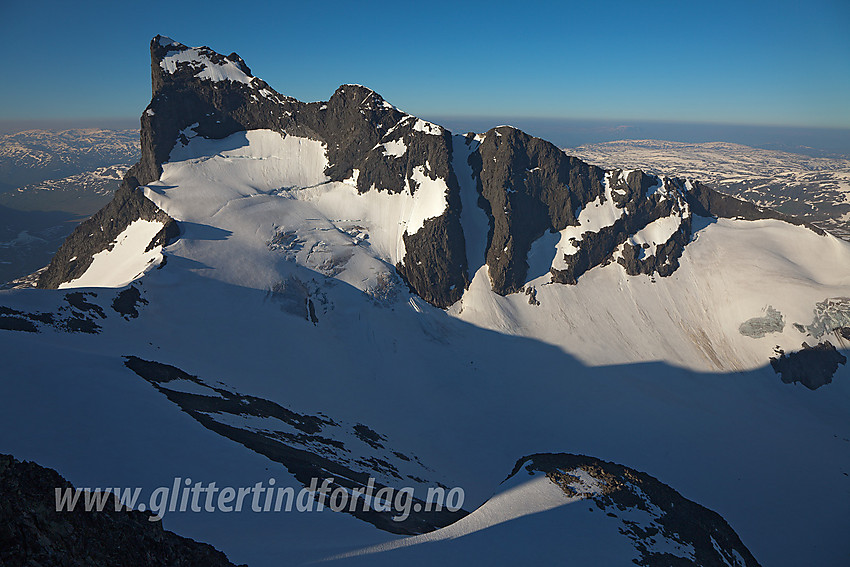 Utsikt fra Søre Soleibotntinden mot Berdalsbreen, Ramnaskar og Austanbotntindane (2204 moh).