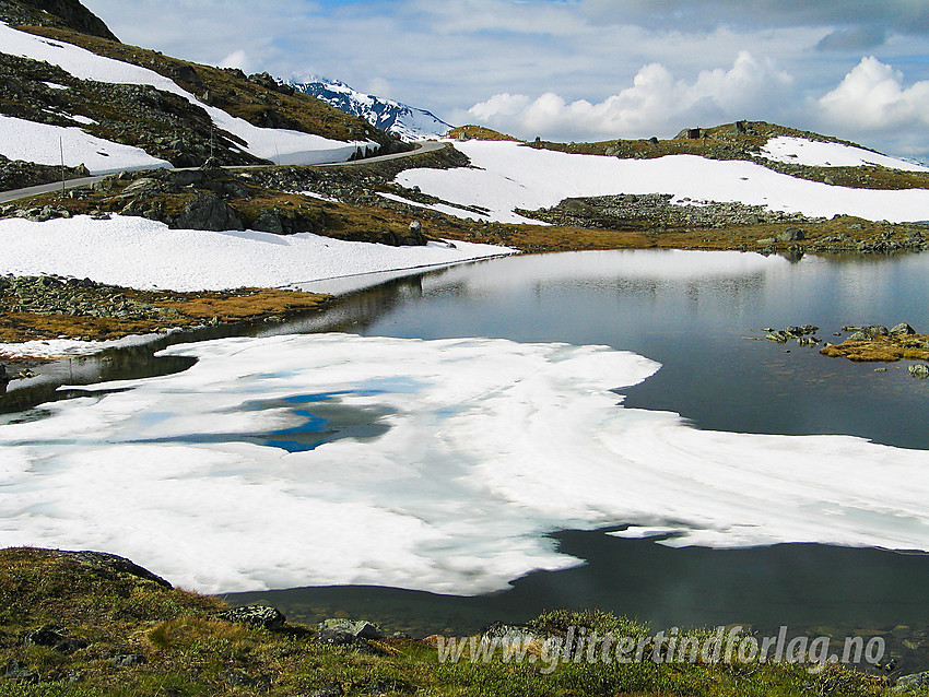 Ved riksvei 55 over Sognefjellet med Galgebergtjørni i forgrunnen.