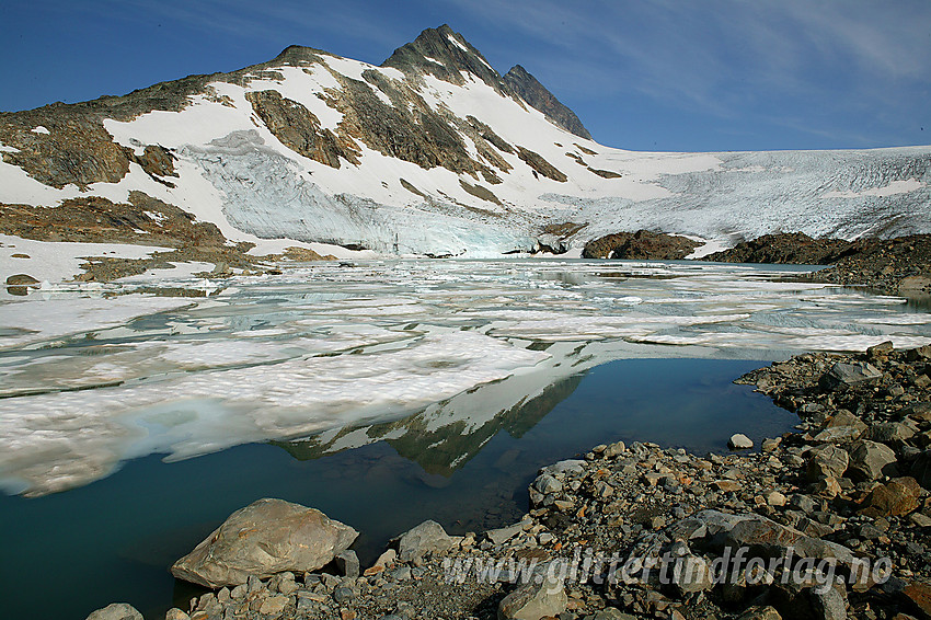 Rett foran Uranosbreen med de mektige Uranostindane bakenfor. S2 (2048 moh) i midten og Store (2157 moh) litt lenger bak.