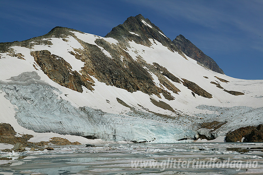 Rett foran Uranosbreen med de mektige Uranostindane bakenfor. S2 (2048 moh) til venstre og Store (2157 moh) litt lenger bak.