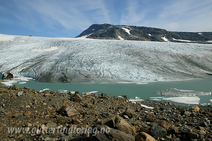 Ved fronten på Uranosbreen med Langeskavltinden (2014 moh) i bakgrunnen.