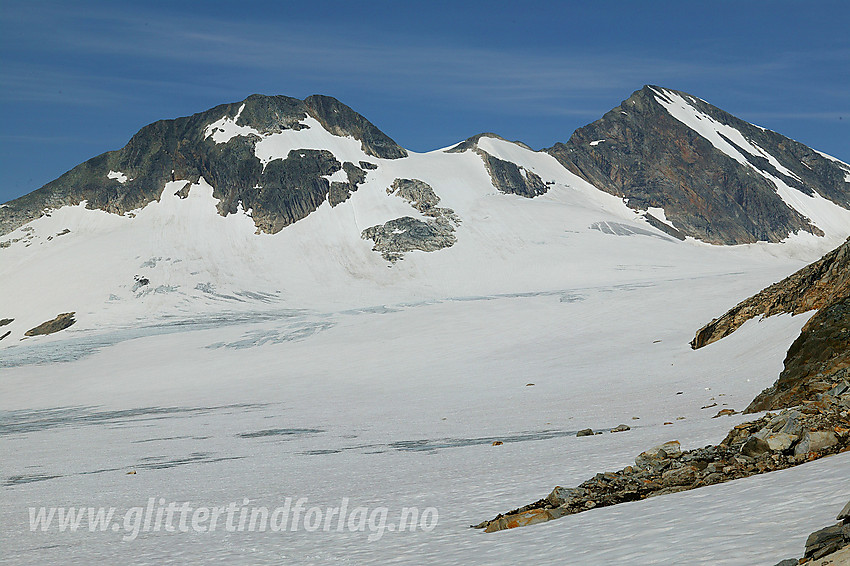 Ved kanten av Uranosbreen, før vi tar oss opp mot Langeskalvtinden, med utsikt tver over breflata bort til Uranostinden S2, S1 og selve Uranostinden lengst til høyre.