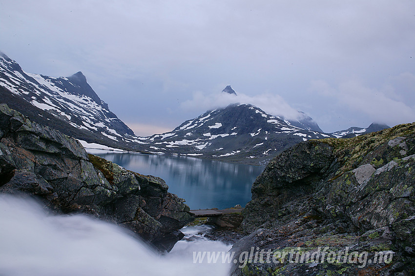 Kveldsstemning i Koldedalen med elva som tordner ned mot Koldedalsvatnet i forgrunnen og portalen: Hjelledalstinden / Falketind i bakgrunnen.