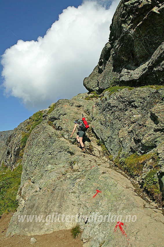 På vei opp en halvbratt passasje fra Gjendesheim opp mot Veslfjellet når man går over Besseggen. Denne passasjen kan bli litt ekkel når det regner. Etter en del diskusjon fikk Turistforeningen tillatelse til å legge ut en kjetting / tau for å gjøre fremkommeligheten bedre og tryggere.