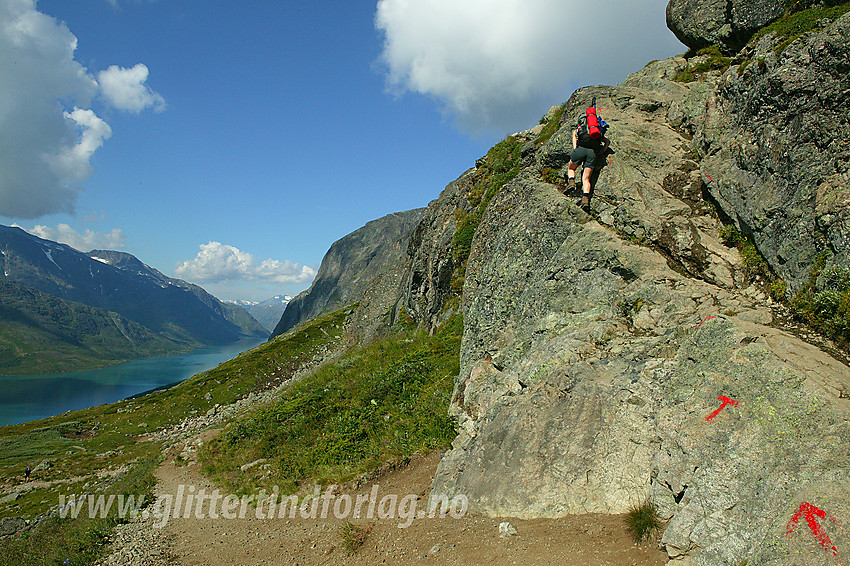 På vei opp en halvbratt passasje fra Gjendesheim opp mot Veslfjellet når man går over Besseggen. Denne passasjen kan bli litt ekkel når det regner. Etter en del diskusjon fikk Turistforeningen tillatelse til å legge ut en kjetting / tau for å gjøre fremkommeligheten bedre og tryggere.