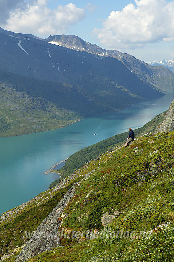 Like ved stien fra Gjendesheim mot Veslfjellet med flott utsikt utover Gjende med Eggen (2041 moh) i bakgrunnen.