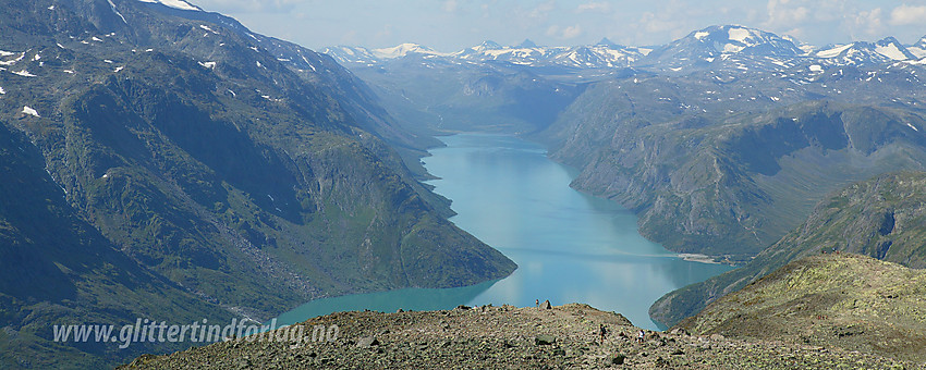 Fra Veslfjellet på vei mot Besseggen åpner utsynet seg innover Gjende og Jotunheimen. Ikke noe rart dette regnes som en av de virkelig flotte fjellturene.