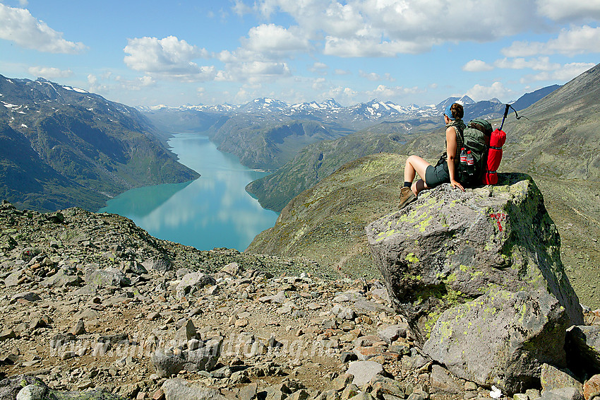 Pause på en fin utsiktsstein mellom Veslfjellet og Besseggen, med Gjende og Jotunheimen som bakteppe.