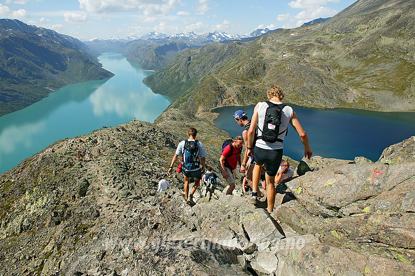 Det er egentlig god plass på Besseggen, likevel kan det bli trangt om plassen på fine dager når det nærmest er kø både i opp- og nedgående retning.