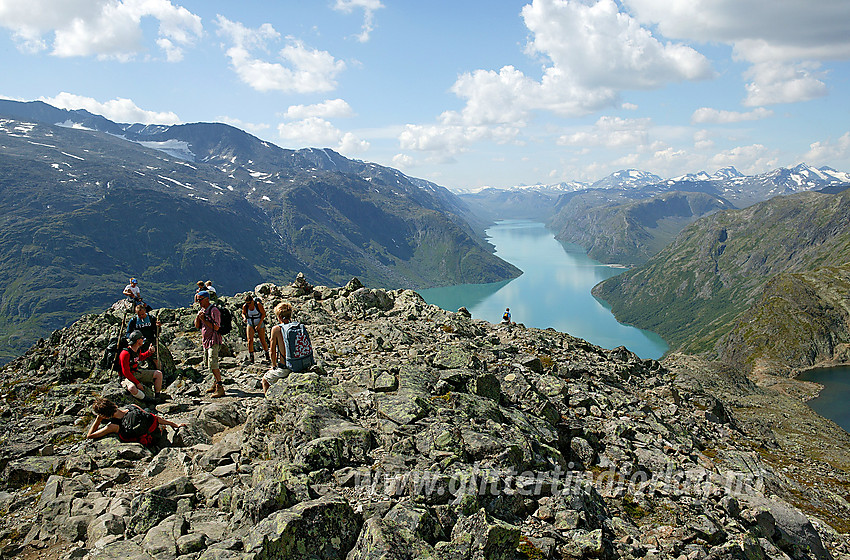 Pause like nedenfor den bratteste delen av Besseggen med Gjende i bakgrunnen.