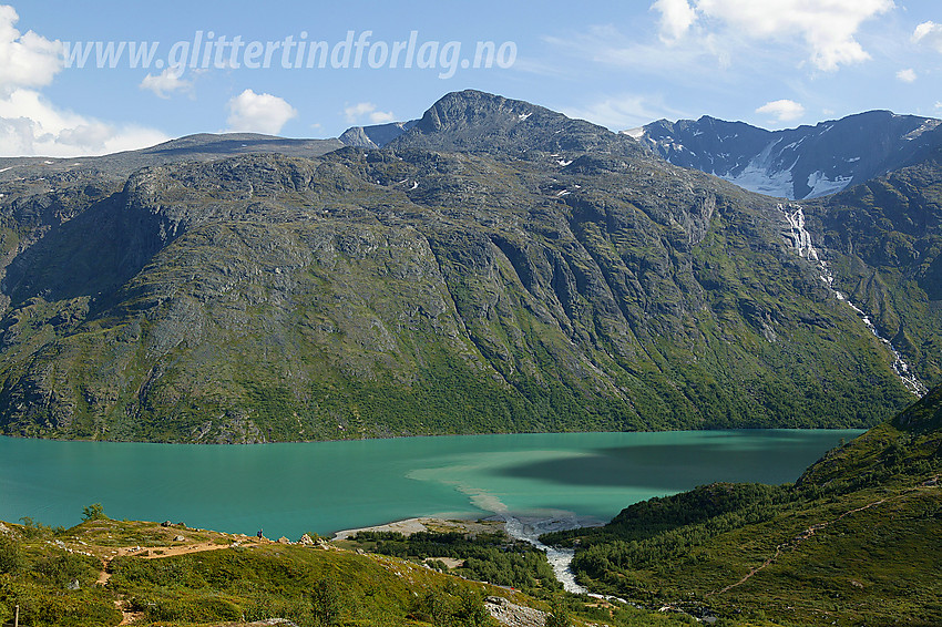 På vei ned mot Memurubu med Gjende, Eggen (2041 moh) og Tjønnholstinden (2330 moh til høyre) i bakgrunnen.