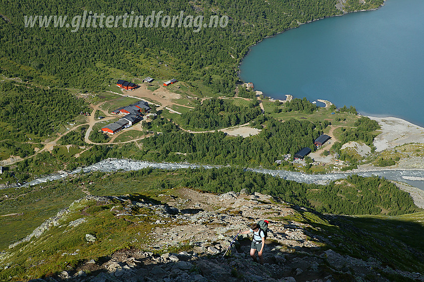 På vei opp mot Memurutunga fra Memurubu som ses i bakgrunnen.