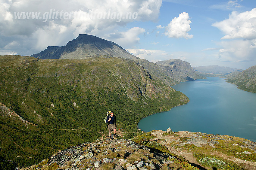 På stien fra Memurubu mot Sjugurdtinden med Besshøe (2258 moh) og Gjende i bakgrunnen.