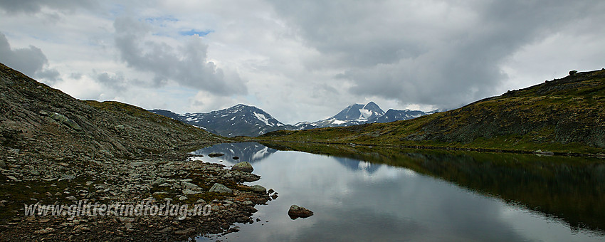 Morgenstund ved Sjugurdtindtjønne på Memurutunga med Storådalshøe og Semeltinden i bakgrunnen.