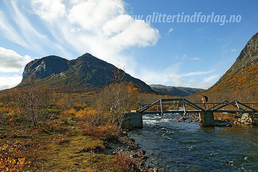 Broa over Storåe, like ved Gjendebu, med Gjendetunga (1516 moh) bak til venstre.