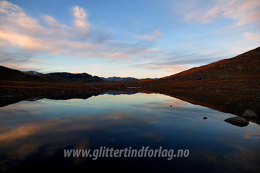 Kveld ved Høystakktjernet, like ved ruta mellom Eidsbugarden og Gjendebu/Torfinnsbu.