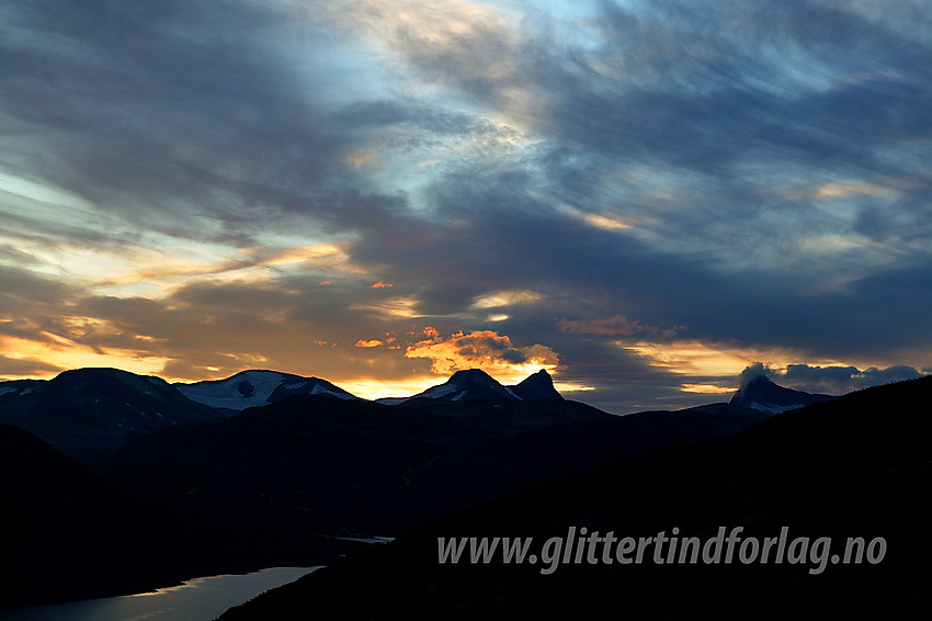 Ved Høystakka, ovefor Bygdin, med utsikt bort til Hjelledalstinden og Falketind etter solnedgang. Over tindene er en litt artig skytegning.