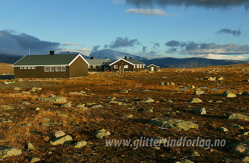 På toppen av Valdresflye ved vandrerhjemmet en høstmorgen. I bakgrunnen ses bl.a. Besshøe og Nautgardstinden.