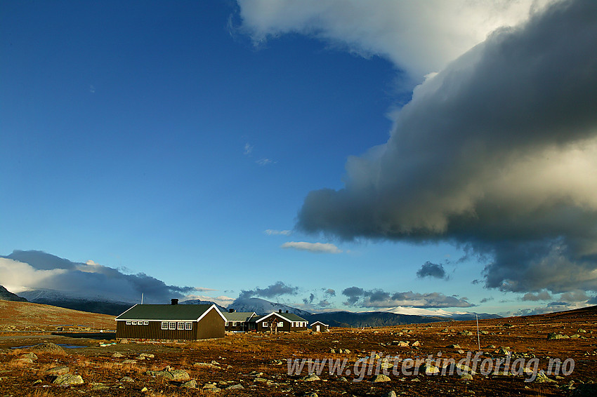 På toppen av Valdresflye ved vandrerhjemmet en høstmorgen. I bakgrunnen ses bl.a. Besshøe og Nautgardstinden.