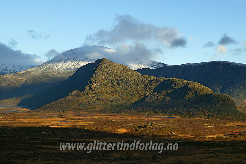 Stemningsfull høstdag på nordsiden av Valdresflye mot Knutshøe og Besshøe.