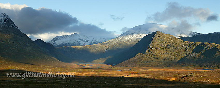 Stemningsfull høstdag på nordsiden av Valdresflye mot Knutshøe og Besshøe.