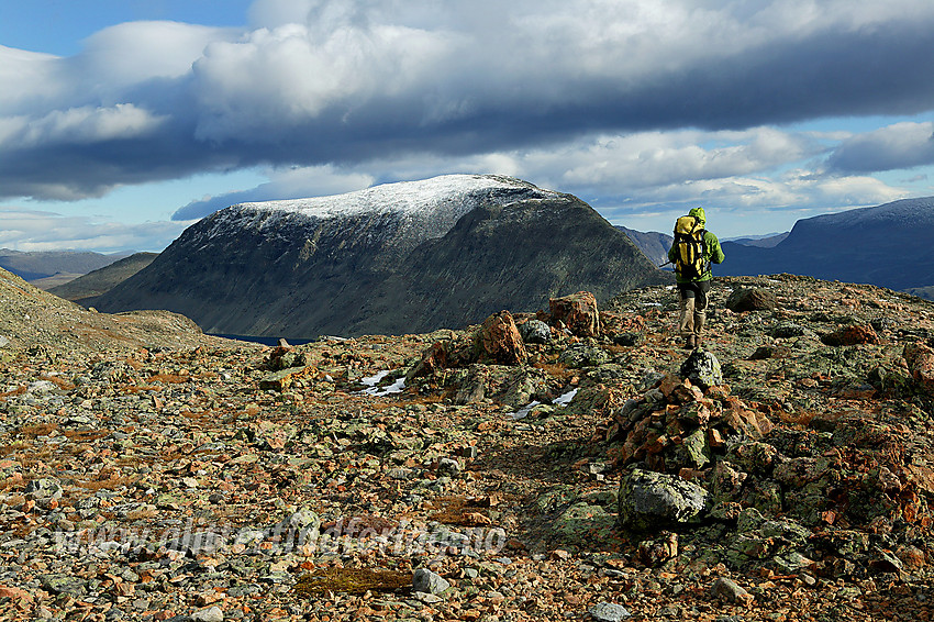 På stien fra Memurubu til Gjendesheim mot Besseggen og Veslfjellet.