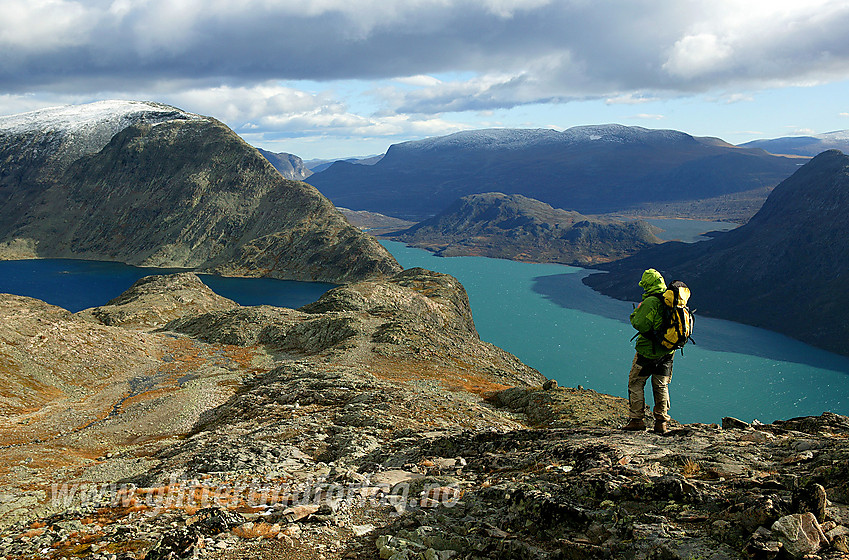 På stien fra Memurubu til Gjendesheim mot Besseggen og Veslfjellet, med Bessvatnet til venstre og Gjende nede til høyre.