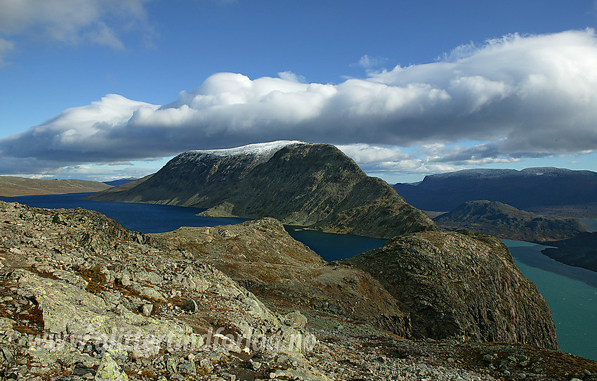 På stien fra Memurubu til Gjendesheim mot Besseggen og Veslfjellet, med Bessvatnet til venstre og Gjende nede til høyre.