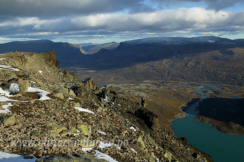 Utsiktspunkt på vei ned fra Veslfjellet mot Gjendesheim ned mot Gjendeosen. Heimdalshøe og Heimdalsmunnen ses i bakgrunnen.