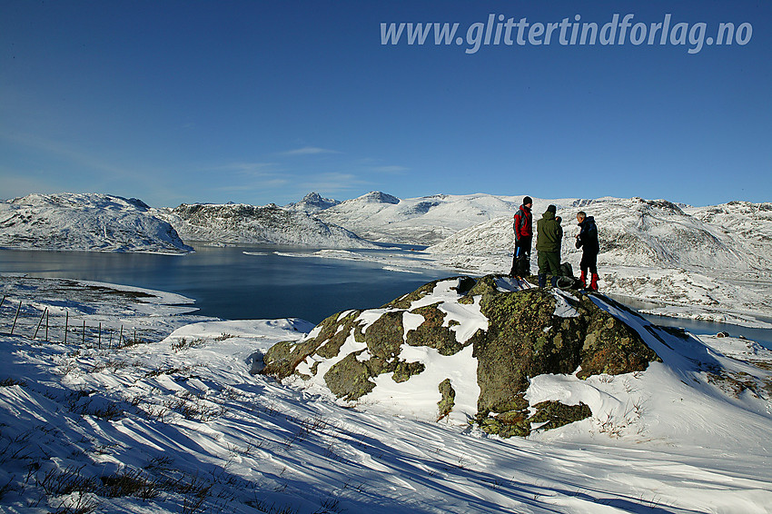 Pause på en stor stein under en tur til Bitihorn. I bakgrunnen bl.a. Raudfjorden og Bygdissundet med Gjendealpene lenger bak.