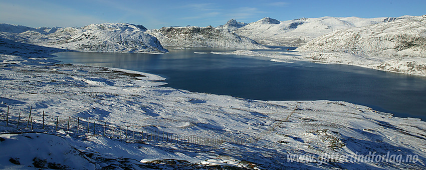 På vei til Bitihorn en flott høstdag mot Raudfjorden og Bygdissundet med Gjendealpene i bakgrunnen.