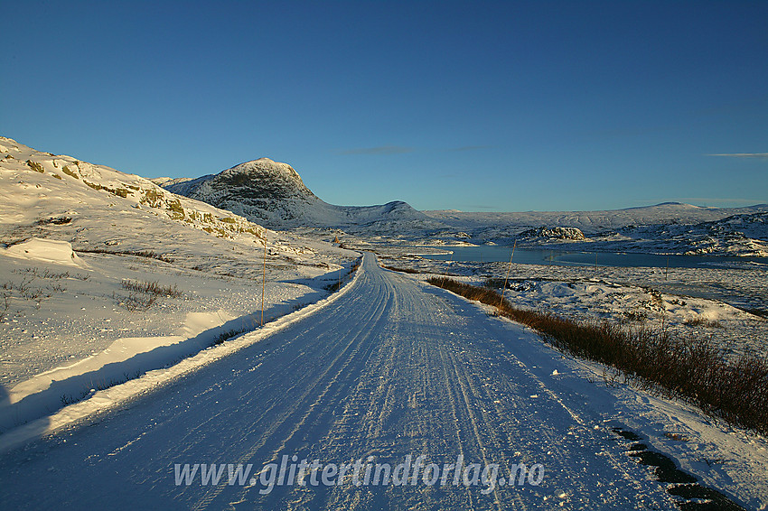 Høstmorgen på riksveien forbi Bitihorn. Synshorn i bakgrunnen til venstre.